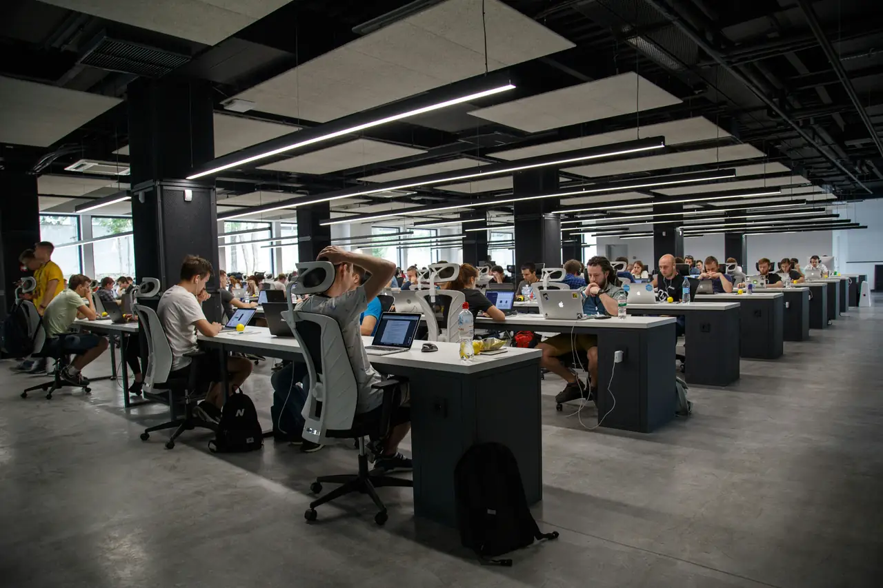 Grande open space con molte postazioni di lavoro