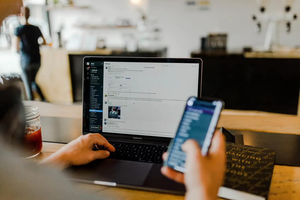 Computer portatile e smartphone con messaggi sullo schermo